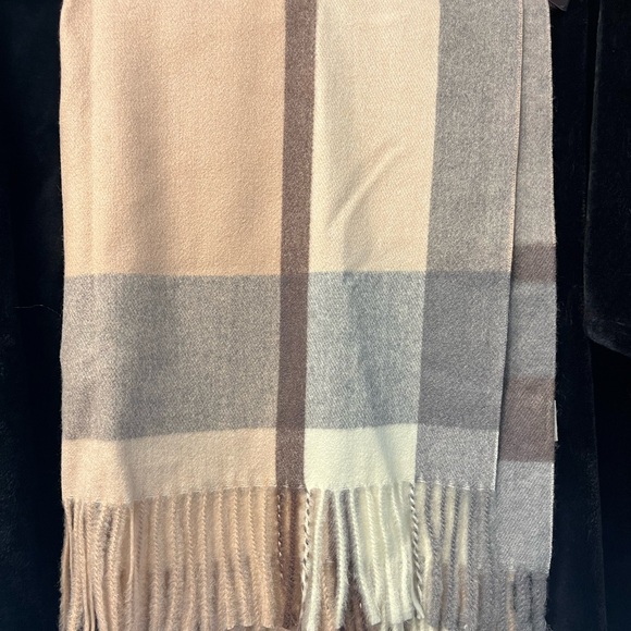 Pretty fall scarf 10/10 condition - Picture 2 of 3